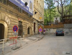 Před Věřiným domem na Žižkově