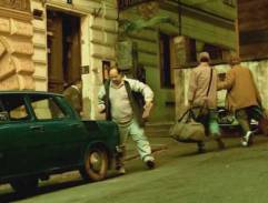 Před Věřiným domem na Žižkově