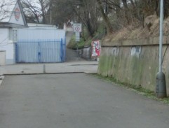 Cesta podél železniční trati