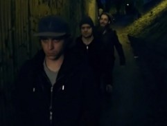 Cesta podél železniční trati