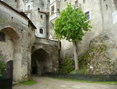 Nádvoří hradu krále Garmona