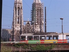 Tramvaj před kostelem