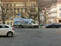 pred internetovou kaviarňou