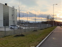 pri výrobnom závode