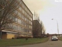 pri výrobnom závode