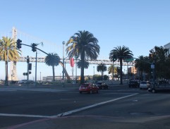 Před hotelem Daniels