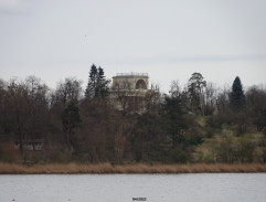 Chrám na břehu rybníka