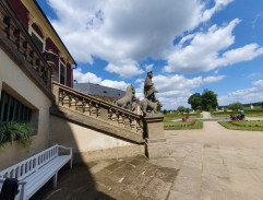 Limuzína přijíždí k zámku