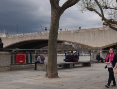 Charles běží za Carrie