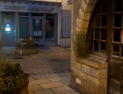 Před Hotelem Globus