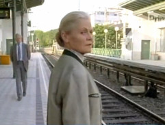Pani Kopetzky čaká na stanici