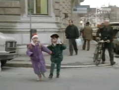 Dievčatá utekajú cez cestu