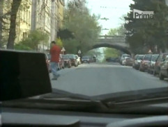 Pani Foltyn chce skočiť z mosta