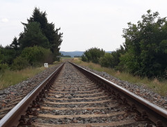 pošťák na kolejích