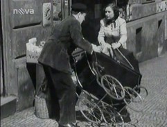 Děvče za výkladem