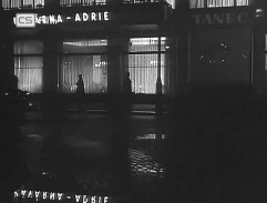 Před vinárnou Adrie