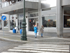 Před vinárnou Adrie