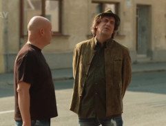 Před domem Taušových