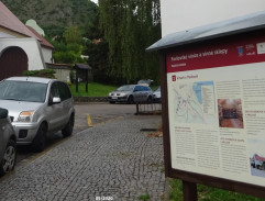 Před obecním úřadem