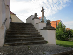 Stázi před kostelem