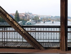 Roman na železničním mostě