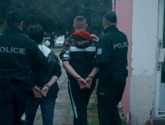 Zatýkání u hořících popelnic