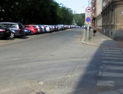 Dlouhá ulice u parku