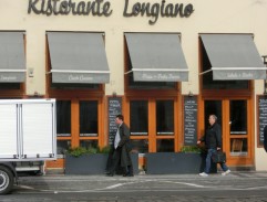 U dveří restaurace