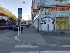 Před vyloupeným obchodem