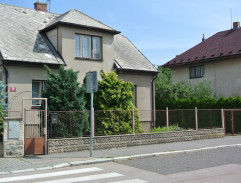 Před domem svědkyně