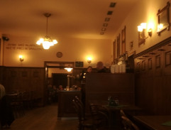 V hospodě u jednoho stolu