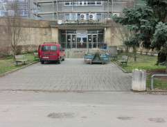 Před fakultní nemocnicí