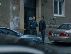 Před bydlištěm zavražděné