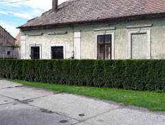 Před domem podezřelého