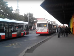 Pražák s bezdomovci