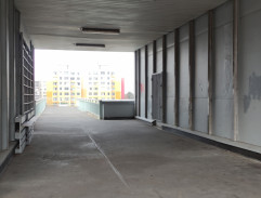 Lávka na sídlišti