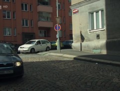 Roh u červeného domu