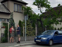 Před domem svědkyně