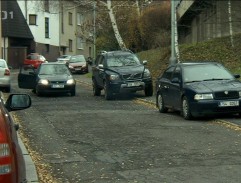 Ulice s parkujícími auty