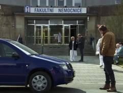 Před fakultní nemocnicí