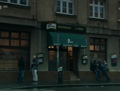 Před restaurací U Čížků