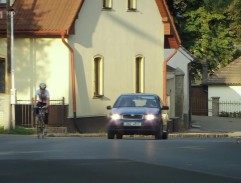 Zatáčka s cyklistou