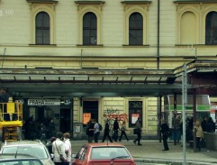 Lavička před nádražím