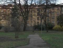 Dvůr mezi činžáky