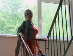 Pornohvězda na schodech