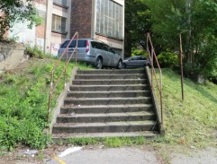 Tomáš Hájek míří do budovy archivu