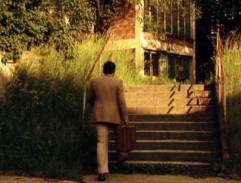 Tomáš Hájek míří do budovy archivu