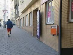 pri telefónnej búdke