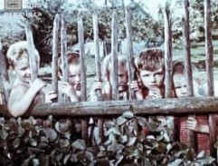 Kamarádi Honzíka nahlížejí do školní zahrady