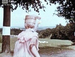 Eva běží silnicí